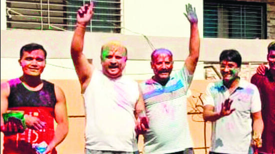Judge Sudhir Bhajipale (second from right) with (from left) policemen Rajesh Patil and Prashant Mahajan. (HT Photo) Judge Sudhir Bhajipale (second from right) with (from left) policemen Rajesh Patil and Prashant Mahajan. (HT Photo)