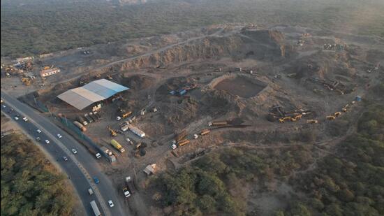 The Municipal Corporation of Gurugram (MCG) has awarded a new work order to a private waste management agency despite the firm failing to complete its assigned job at the Bandhwari landfill earlier. (HT PHOTO) The Municipal Corporation of Gurugram (MCG) has awarded a new work order to a private waste management agency despite the firm failing to complete its assigned job at the Bandhwari landfill earlier. (HT PHOTO)