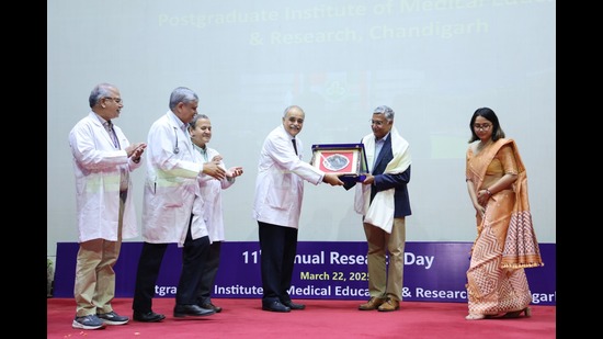 Sundar Swaminathan being felicitated by Dr Vivek Lal, director, PGIMER. (HT Photo)