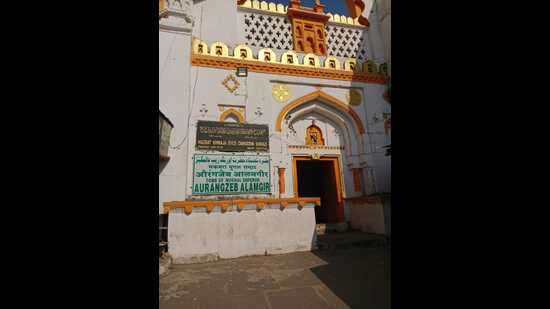 Unlike the grand mausoleums of other Mughal emperors, Aurangzeb’s tomb is a simple, unadorned structure, in line with his request to be buried with humility. (HT) Unlike the grand mausoleums of other Mughal emperors, Aurangzeb’s tomb is a simple, unadorned structure, in line with his request to be buried with humility. (HT)