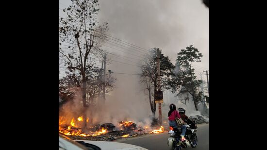 Fires have raged through the winter months, despite GRAP restrictions. The repeated combustion of dry leaves, garden clippings and dumped municipal waste continues, suffocating the city even after the winter season has passed. (HT PHOTO) Fires have raged through the winter months, despite GRAP restrictions. The repeated combustion of dry leaves, garden clippings and dumped municipal waste continues, suffocating the city even after the winter season has passed. (HT PHOTO)