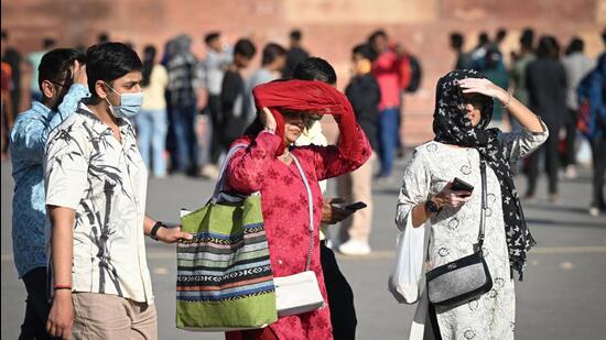 Visitors at Red Fort shield themselves from the heat. (Sanchit Khanna/HT Photo) Visitors at Red Fort shield themselves from the heat. (Sanchit Khanna/HT Photo)