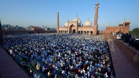 The Jama Masjid in Delhi has a capacity to accommodate approximately 25,000 worshippers in its expansive courtyard. The mosque is a masterpiece of Indo-Islamic architecture, built with marble and red sandstone by Mughal Emperor Shah Jahan.(Raj K Raj/HT)