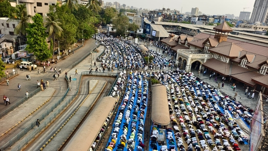 Devotees offer namaaz on the occasion of Eid-Ul-Fitr at Bandra Railway station. (Raju Shinde/HT)