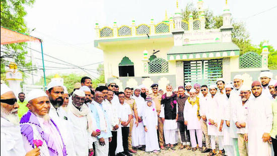 Villagers organised an iftar party at Mecca Mosque. Maharashtra Anti-Terrorism Squad (ATS) team arrived in Beed district late Sunday to investigate possible terrorist angle in the recent mosque blast case. (HT) Villagers organised an iftar party at Mecca Mosque. Maharashtra Anti-Terrorism Squad (ATS) team arrived in Beed district late Sunday to investigate possible terrorist angle in the recent mosque blast case. (HT)