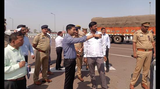 A joint inspection of an accident-prone area in Lucknow. (Sourced) A joint inspection of an accident-prone area in Lucknow. (Sourced)