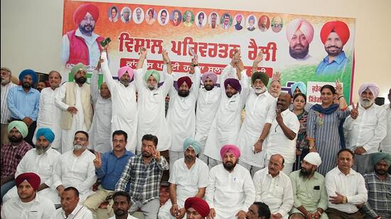 PPCC chief Amarinder Singh Raja Warring , LoP Partap Singh Bajwa and other Congress leaders at Sultanpur Lodhi rally. (HT Photo) PPCC chief Amarinder Singh Raja Warring , LoP Partap Singh Bajwa and other Congress leaders at Sultanpur Lodhi rally. (HT Photo)