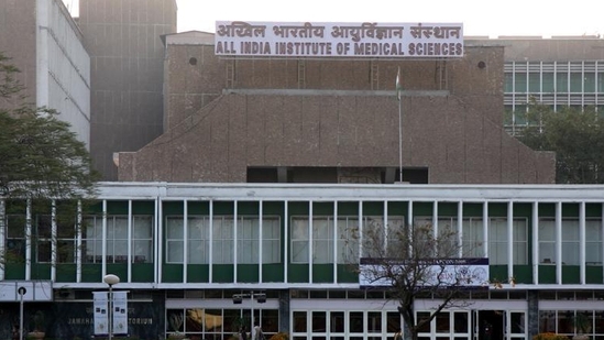 Responding to a query under the Right to Information (RTI) Act, the administrative officer of the faculty cell of the AIIMS-Delhi said 430 faculty seats were vacant at the institute against a sanctioned strength of 1,235. (File Photo by HT)
