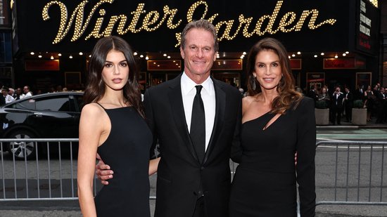 NEW YORK, NEW YORK - APRIL 03: (L-R) Kaia Gerber, Rande Gerber and Cindy Crawford attend "Good Night And Good Luck" Broadway Opening Night at Winter Garden Theatre on April 03, 2025 in New York City. Jamie McCarthy/Getty Images/AFP (Photo by Jamie McCarthy / GETTY IMAGES NORTH AMERICA / Getty Images via AFP)(Getty Images via AFP)
