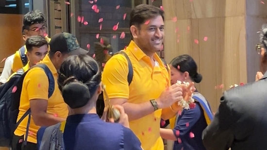 MS Dhoni and CSK players getting a warm welcome in Lucknow MS Dhoni and CSK players getting a warm welcome in Lucknow