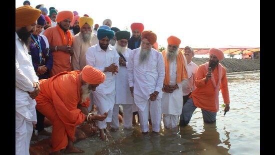 MP Balbir Singh Seechewal and Kultar Singh Sandhwan with other dignitaries celebrating Baisakhi on the banks of Buddha Nullah in Bhukhri Khurd village in Ludhiana on Sunday. (HT Photo) MP Balbir Singh Seechewal and Kultar Singh Sandhwan with other dignitaries celebrating Baisakhi on the banks of Buddha Nullah in Bhukhri Khurd village in Ludhiana on Sunday. (HT Photo)