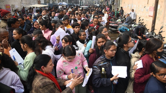 Aspirants standing in queue before appearing in the JEE Mains exam at an examination centre in Patna.(Hindustan Times)