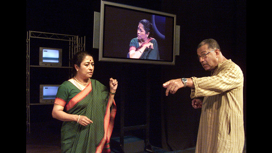 Girish Karnad directing Arundhati Nag in ‘Bhikre Bimb’. Girish Karnad and the American novelist Elizabeth Gilbert both believed that a story chooses its author. (HT Photo) Girish Karnad directing Arundhati Nag in ‘Bhikre Bimb’. Girish Karnad and the American novelist Elizabeth Gilbert both believed that a story chooses its author. (HT Photo)
