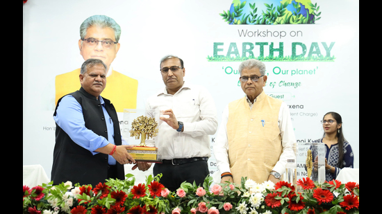 UP chief secretary DS Mishra and others at the Earth Day event organised at Indira Gandhi Pratishthan, in Lucknow, on Tuesday. (HT Photo) UP chief secretary DS Mishra and others at the Earth Day event organised at Indira Gandhi Pratishthan, in Lucknow, on Tuesday. (HT Photo)
