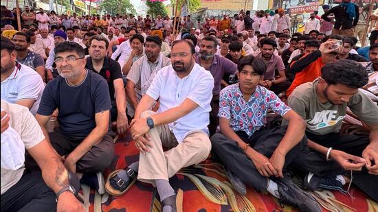 Protesters said the administration is planning to discard waste from Jalandhar and nearby areas for bio management at the plant, which will turn the whole area into a garbage dump. (HT Photo)