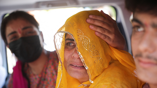 Pakistani citizen Sarita Kanwer consoles her mother, Priya Kanwer, who is an Indian citizen and who couldn't accompany Sarita and her father, as they prepare to leave India after India revoked visas issued to Pakistani citizens.(REUTERS)