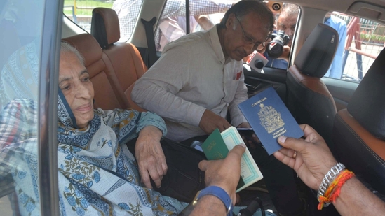 BSF officers check the passports of Pakistani citizens exiting India at Attari Integrated Check Post.(Sameer Sehgal/HT)