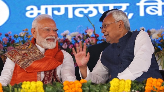 Prime Minister Narendra Modi with Bihar chief minister Nitish Kumar in Bhagalpur, Bihar.(HT photo)