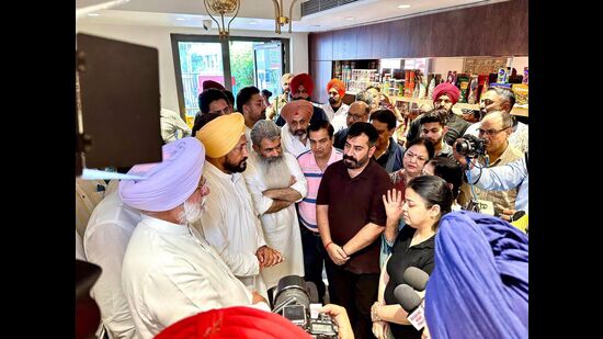 Ex-CM Charanjit Singh Channi with other Congress leaders in a Kitchlu Nagar store that was recently robbed. (HT Photo) Ex-CM Charanjit Singh Channi with other Congress leaders in a Kitchlu Nagar store that was recently robbed. (HT Photo)