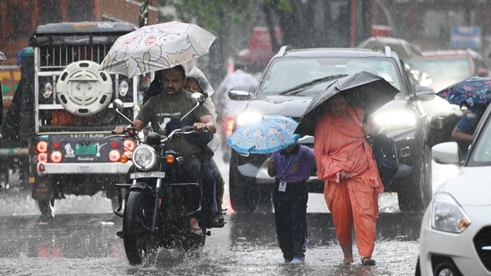 The residents of Delhi and nearby areas woke up to heavy rainfall and thunderous roars on Friday morning.(Ajay Aggarwal/HT)