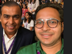 On LinkedIn, a founder shared a memorable moment with Mukesh Ambani.(LinkedIn/Anant Ladha) On LinkedIn, a founder shared a memorable moment with Mukesh Ambani.(LinkedIn/Anant Ladha)