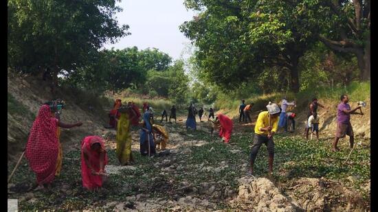 Locals with MNREGA workers carrying out river revival work in Varanasi. (Sourced) Locals with MNREGA workers carrying out river revival work in Varanasi. (Sourced)