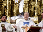 Cardinal Peter Erdo presides over Sunday Mass at the Basilica of Santa Francesca Romana, ahead of the Conclave and the election of the new pope, which will start on May 7, in Rome, Italy, May 4, 2025. REUTERS/Yara Nardi(REUTERS)