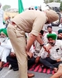 Police officials pacifying the protesters on Chandigarh road. The dharna was lifted after cops assured of necessary action. (HT Photo) Police officials pacifying the protesters on Chandigarh road. The dharna was lifted after cops assured of necessary action. (HT Photo)