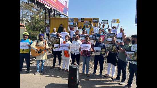 Holding placards and raising slogans, residents demanded urgent measures to clean the river and stop untreated sewage and waste from flowing into it the river. (HT PHOTO) Holding placards and raising slogans, residents demanded urgent measures to clean the river and stop untreated sewage and waste from flowing into it the river. (HT PHOTO)