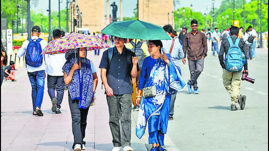 On a hot Sunday afternoon at Kartavya Path. (Vipin Kumar/HT photo) On a hot Sunday afternoon at Kartavya Path. (Vipin Kumar/HT photo)