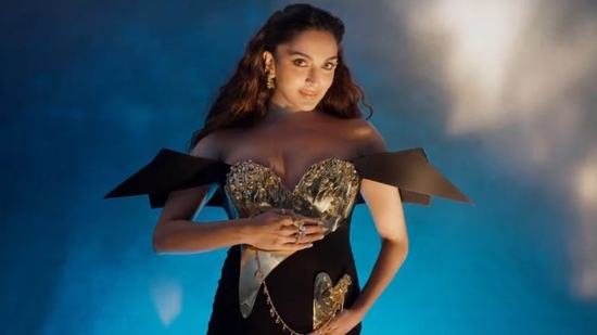 Kiara Advani made her Met Gala debut in 2025 with a Gaurav Gupta couture piece. Kiara Advani made her Met Gala debut in 2025 with a Gaurav Gupta couture piece.