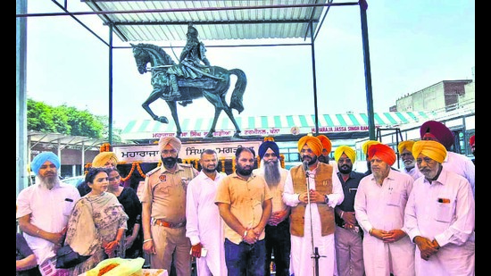 Cabinet Minister Tarunpreet Singh Sond speaking while unveiling the statue on Tuesday. (HT Photo) Cabinet Minister Tarunpreet Singh Sond speaking while unveiling the statue on Tuesday. (HT Photo)