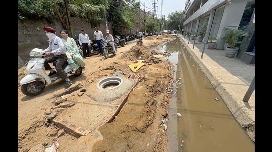 Heaps of construction material, dug up lanes, and abandoned sewer pipes have left commuters navigating through dust and debris. (Gurpreet Singh/HT) Heaps of construction material, dug up lanes, and abandoned sewer pipes have left commuters navigating through dust and debris. (Gurpreet Singh/HT)