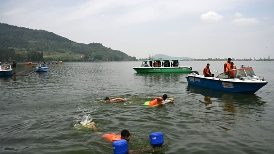 State Disaster Response Force (SDRF) Personals during a mock drill, specially for conditions boat capsize at Dal Lake in Srinagar, on May 06,2025.(Waseem Andrabi/Hindustan Times)