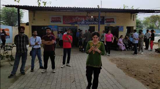 Passengers outside a police station in Samrala after the bomb hoax on Wednesday. (HT Photo) Passengers outside a police station in Samrala after the bomb hoax on Wednesday. (HT Photo)