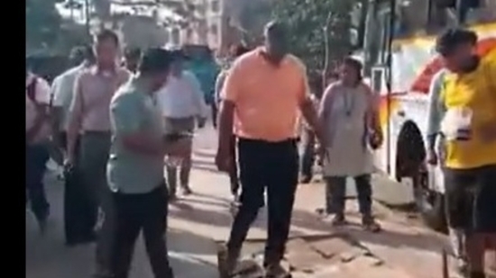BBMP chief commissioner Maheshwar Rao inspected footpaths around Majestic area in Bengaluru. BBMP chief commissioner Maheshwar Rao inspected footpaths around Majestic area in Bengaluru.