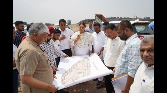 Chandigarh mayor Babla during her visit to Dadumajra dumping ground on Thursday. (HT Photo) Chandigarh mayor Babla during her visit to Dadumajra dumping ground on Thursday. (HT Photo)