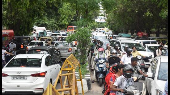 One of the key concerns highlighted was the illegal encroachment of roads in areas like Qaiserbagh and Lalbagh, which have effectively turned into unauthorized garages, causing persistent traffic jams. (File Photo) One of the key concerns highlighted was the illegal encroachment of roads in areas like Qaiserbagh and Lalbagh, which have effectively turned into unauthorized garages, causing persistent traffic jams. (File Photo)