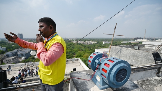 An air raid siren installed atop PWD headquarters at ITO in Delhi.(Sanchit Khanna/HT Photo ) An air raid siren installed atop PWD headquarters at ITO in Delhi.(Sanchit Khanna/HT Photo )
